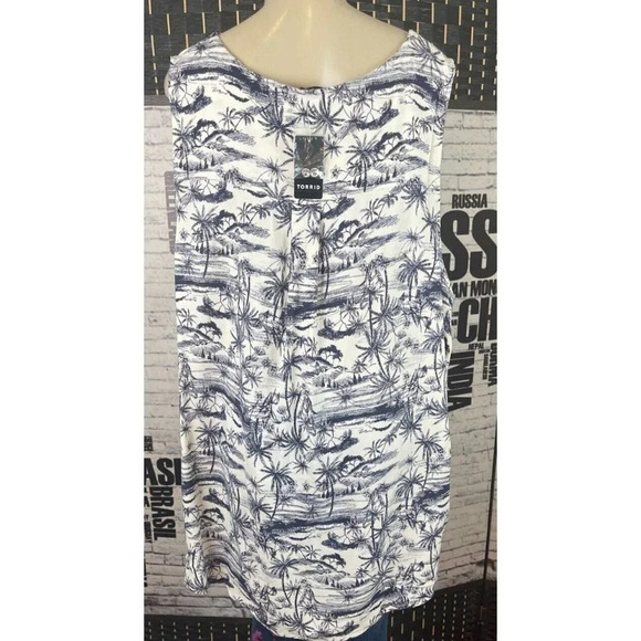 Torrid Plus 5 Navy Toile Island Print Rayon Scoop Button Neckline Sleeveless Top - Picture 4 of 6